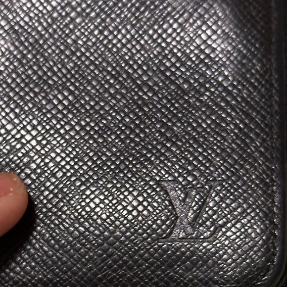 Louis Vuitton Taiga Leather, Black *REHAB* Wallet, broken zippers - Picture 4 of 11